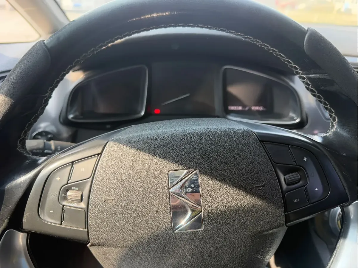 2013 DS 5 1.6T 200HP L4 6AT,autocango,china used car exporter,china ev exporter,chinese used car exporter,chinese used ev exporter