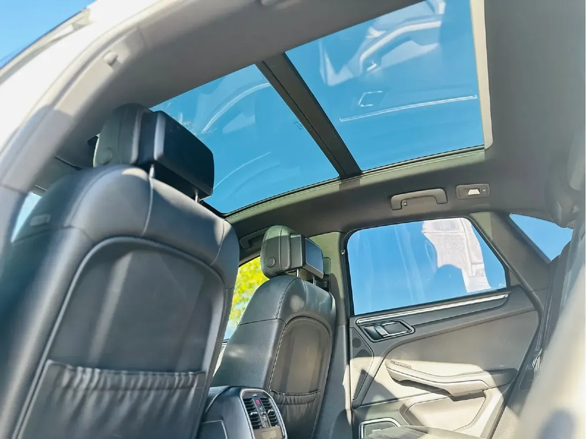 2017 Porsche Macan 2.0T 252HP L4 7DCT,autocango,china used car exporter,china ev exporter,chinese used car exporter,chinese used ev exporter