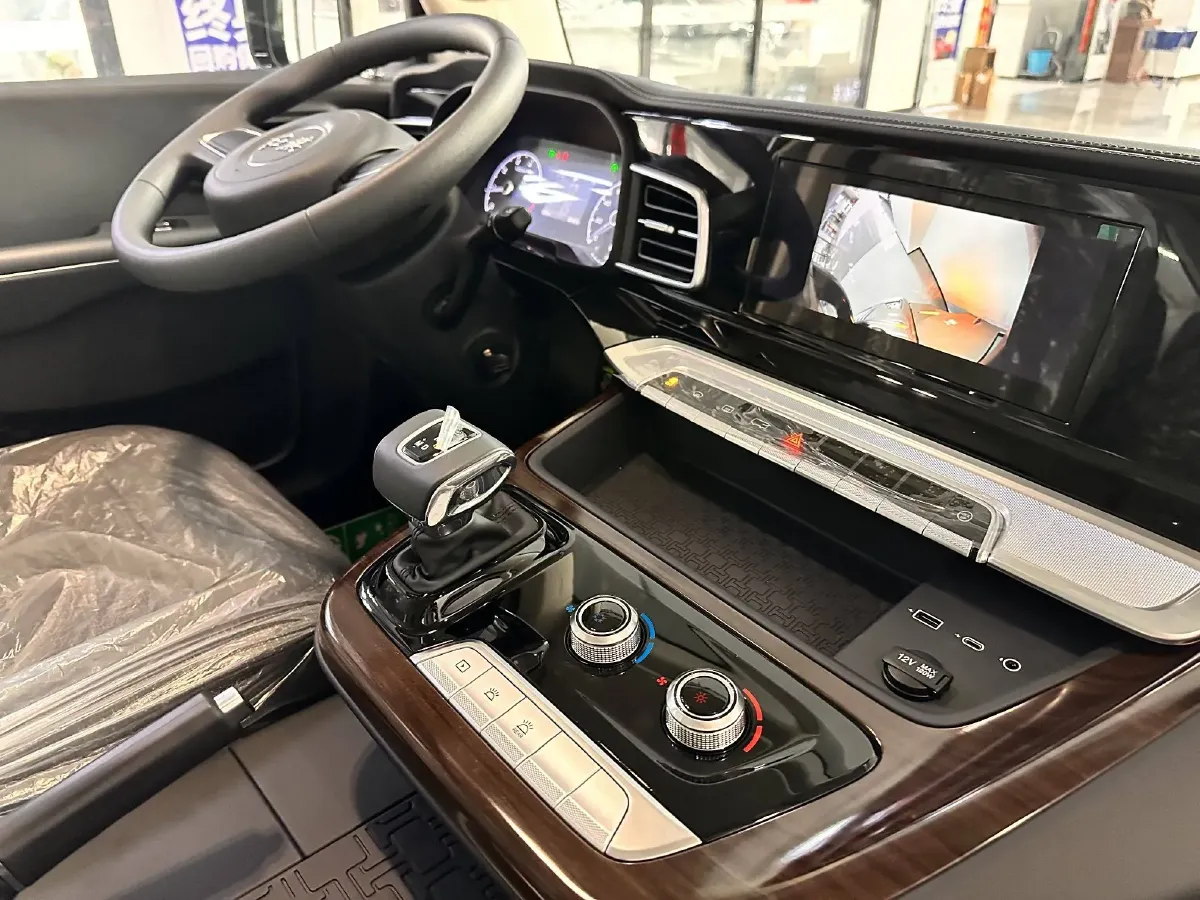 2024 HongQi GuoYue 8AT,autocango,china used car exporter,china ev exporter,chinese used car exporter,chinese used ev exporter