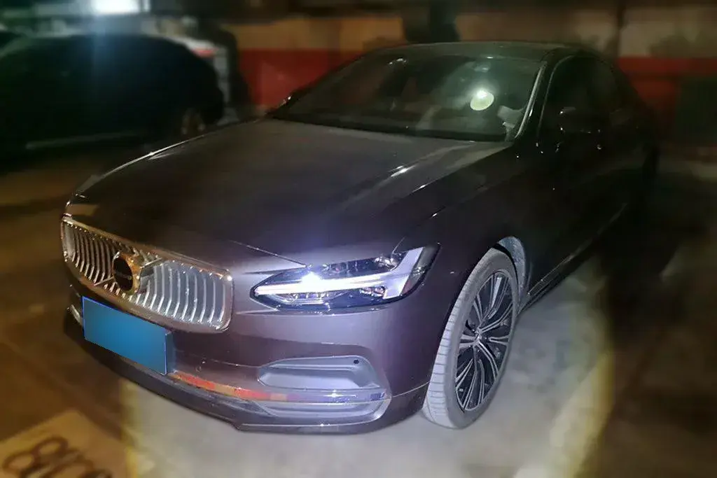 2022 Volvo S90 2.0T 250HP L4 8AT