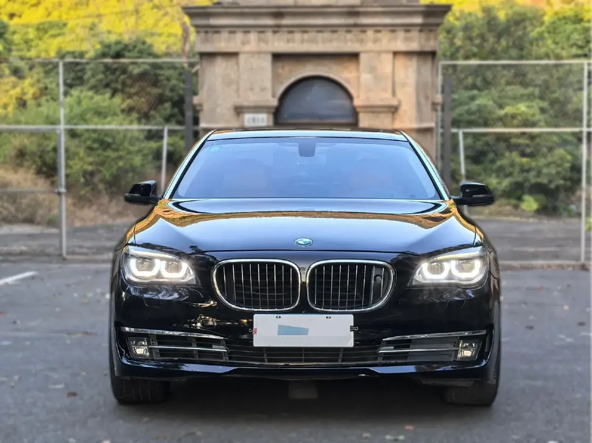 2013 BMW 7 Series 3.0T 320HP L6 8AT