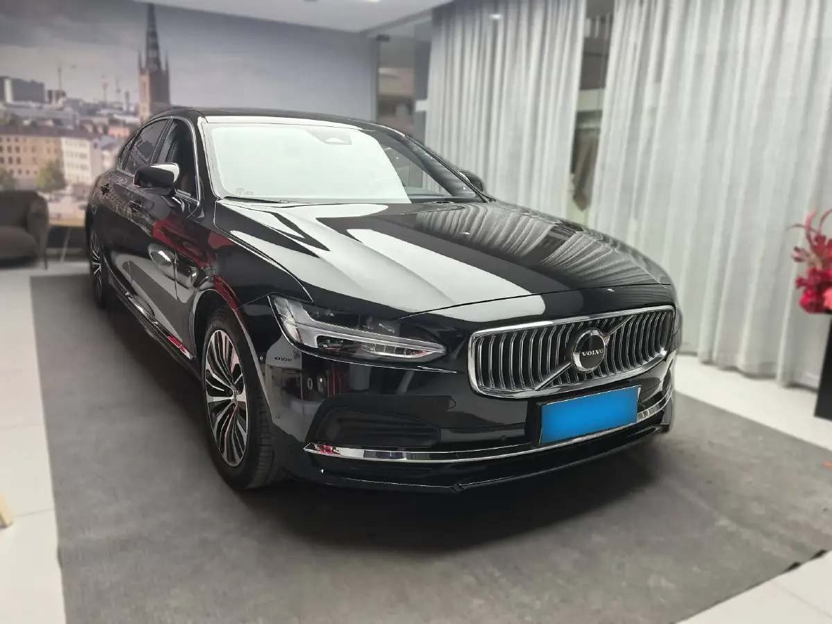 2024 Volvo S90 2.0T 250HP L4 8AT