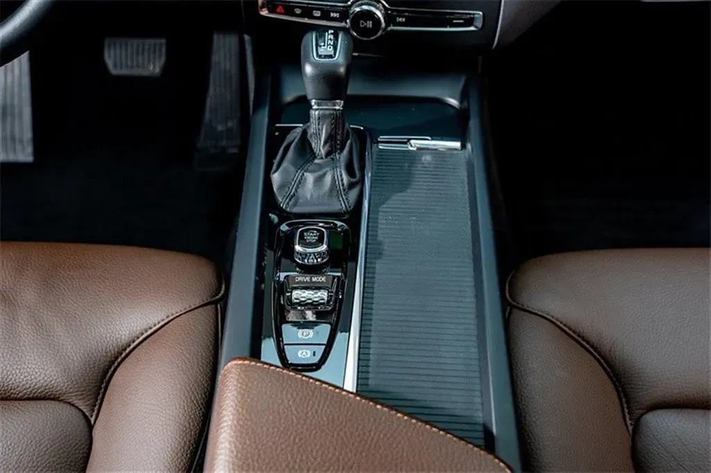 2021 Volvo XC60 2.0T 250HP L4 8AT,autocango,china used car exporter,china ev exporter,chinese used car exporter,chinese used ev exporter