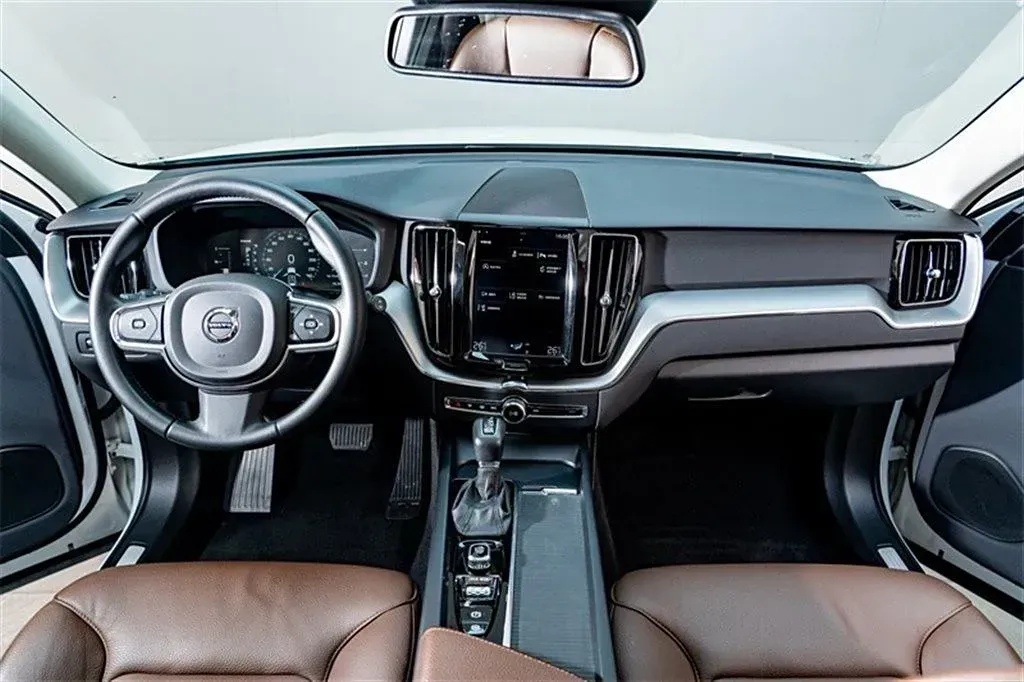 2021 Volvo XC60 2.0T 250HP L4 8AT,autocango,china used car exporter,china ev exporter,chinese used car exporter,chinese used ev exporter