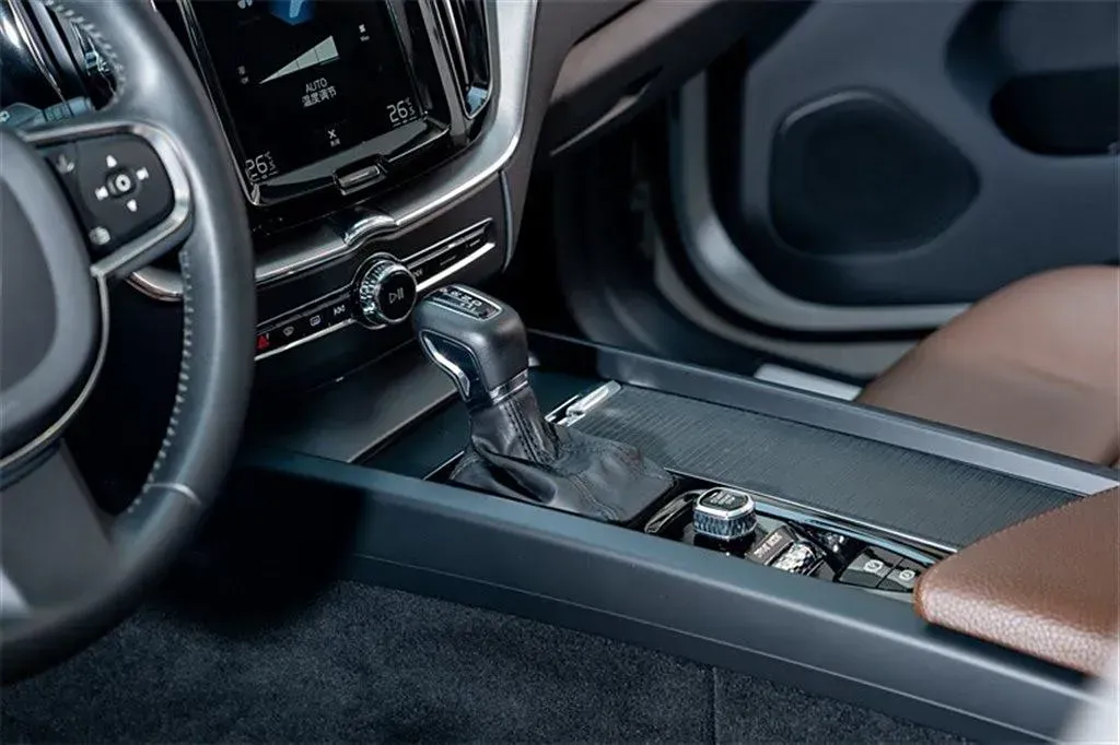 2021 Volvo XC60 2.0T 250HP L4 8AT,autocango,china used car exporter,china ev exporter,chinese used car exporter,chinese used ev exporter