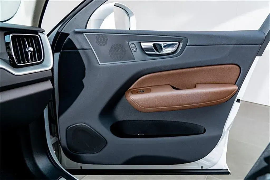 2021 Volvo XC60 2.0T 250HP L4 8AT,autocango,china used car exporter,china ev exporter,chinese used car exporter,chinese used ev exporter