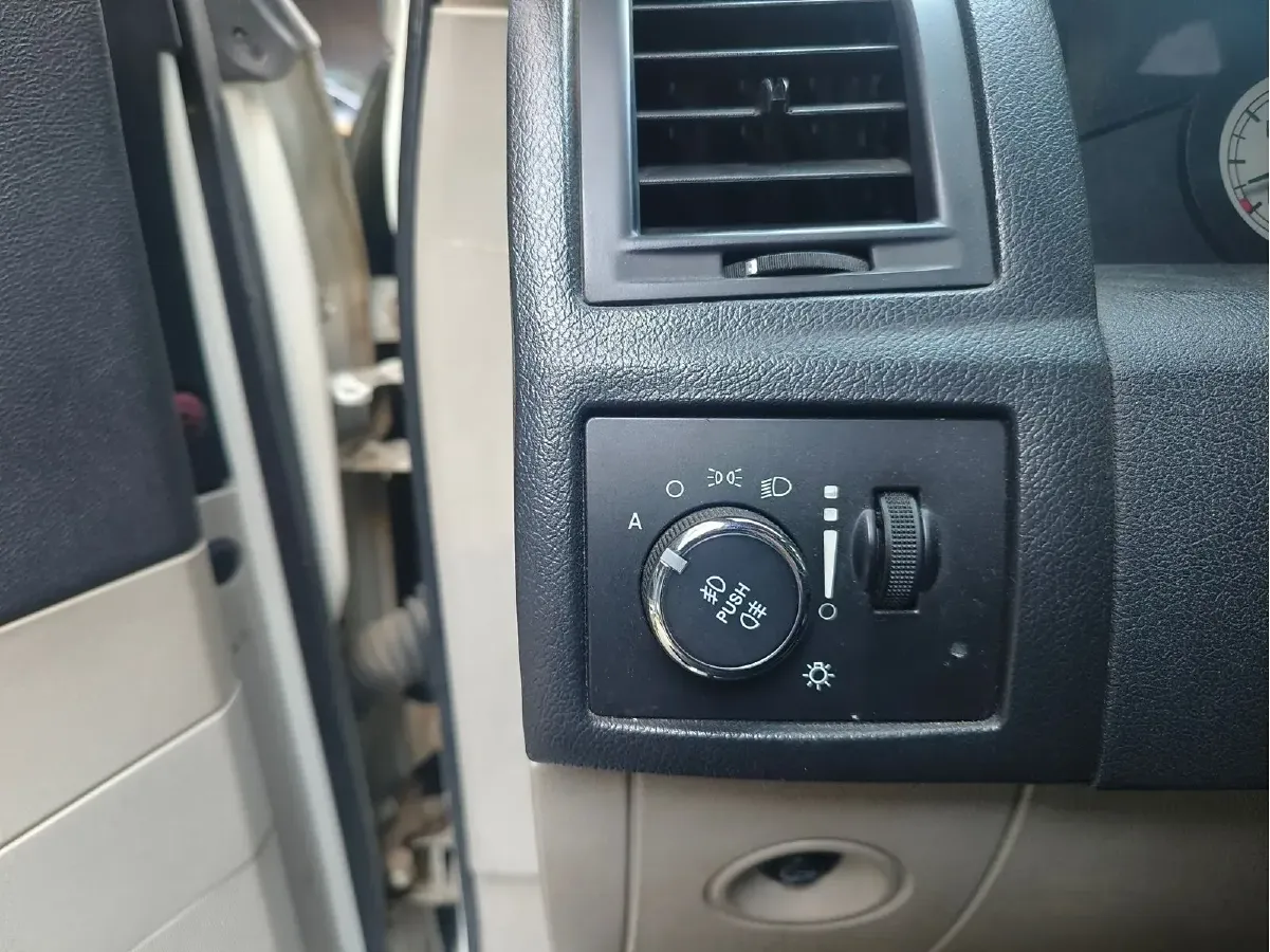 2004 Chrysler 300C 5.7L 340HP V8 5AT,autocango,china used car exporter,china ev exporter,chinese used car exporter,chinese used ev exporter