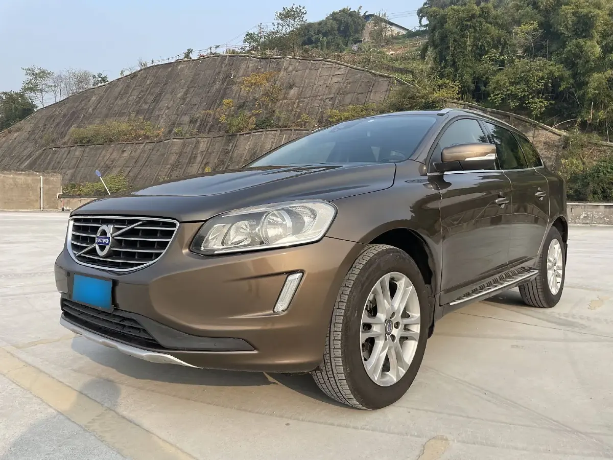 2016 Volvo XC60 2.0T 245HP L4 8AT