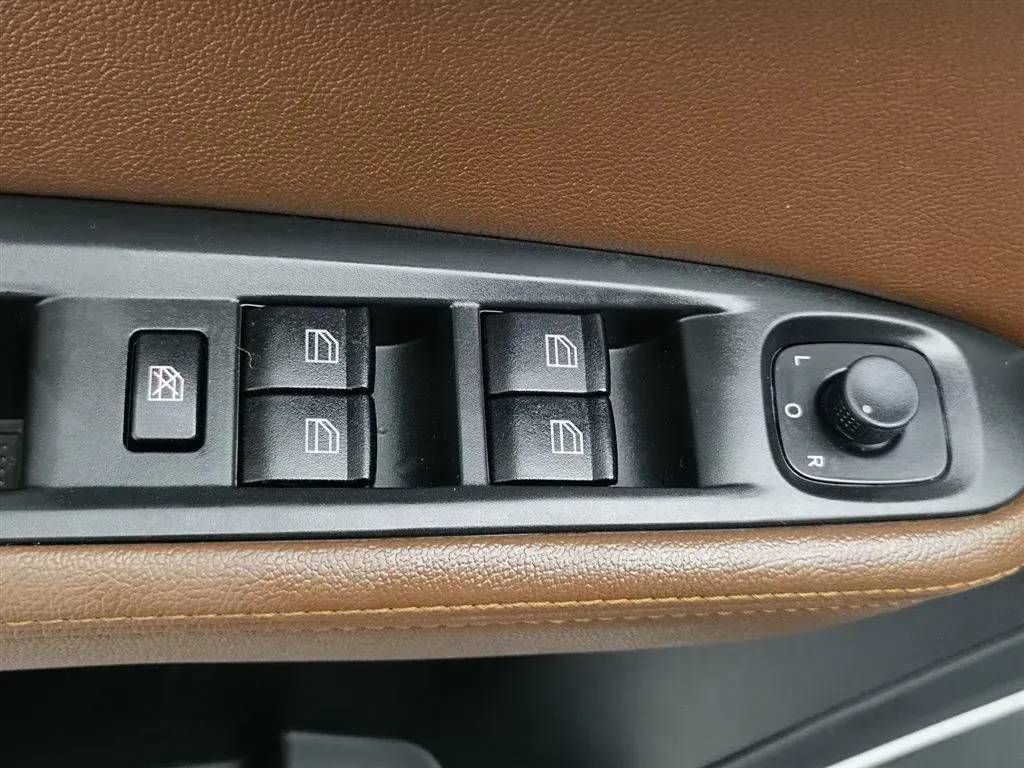 2017 FAW Senia R7 1.6L 116HP L4 6AT,autocango,china used car exporter,china ev exporter,chinese used car exporter,chinese used ev exporter