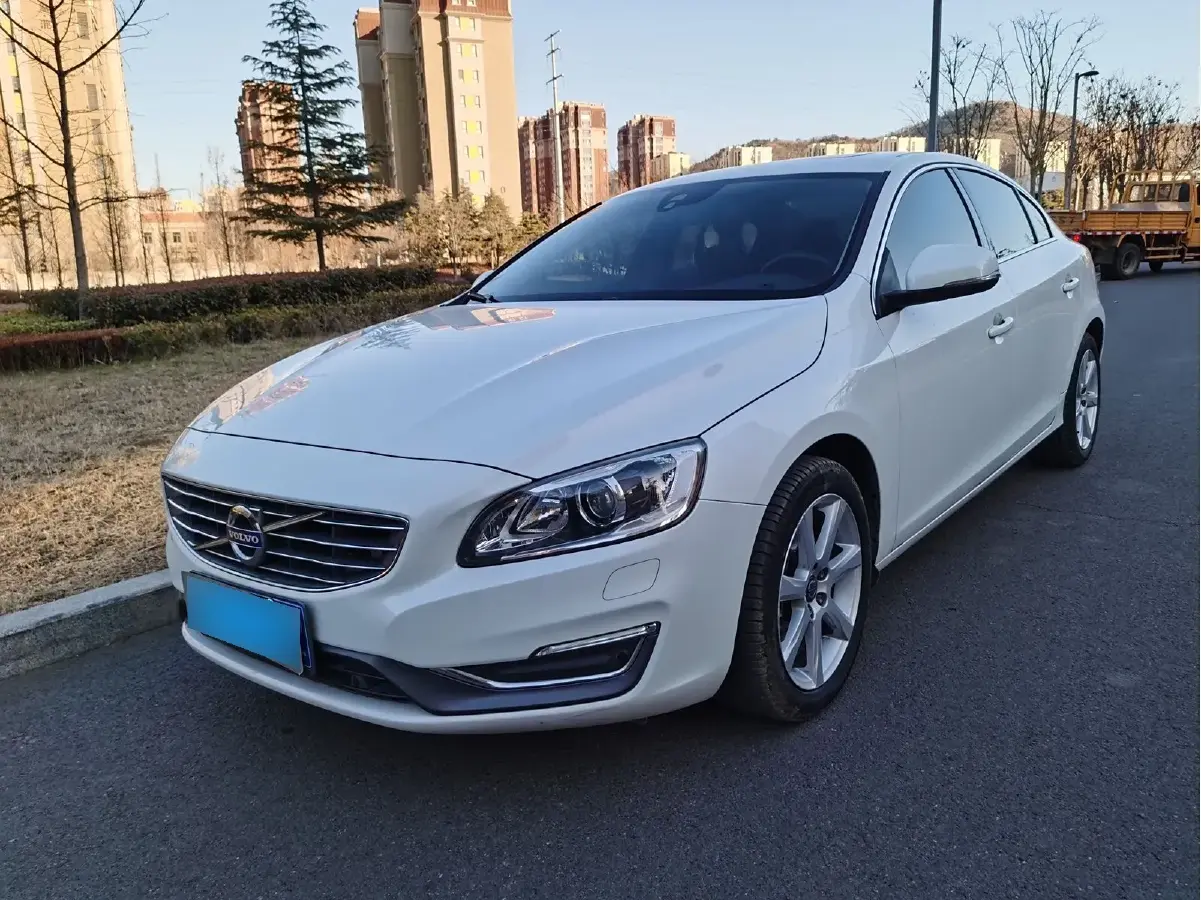 2017 Volvo S60 2.0T 245HP L4 8AT