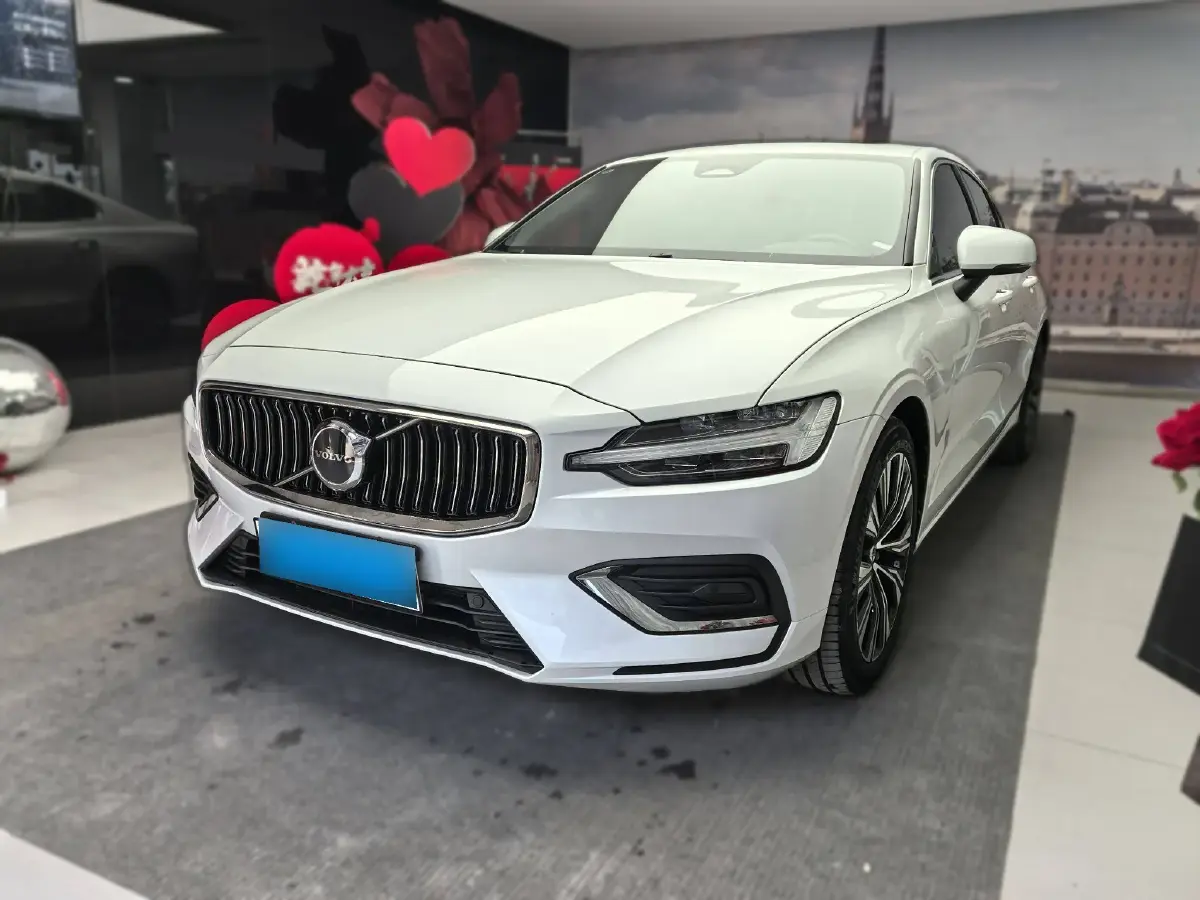 2024 Volvo S60 2.0T 197HP L4 7DCT