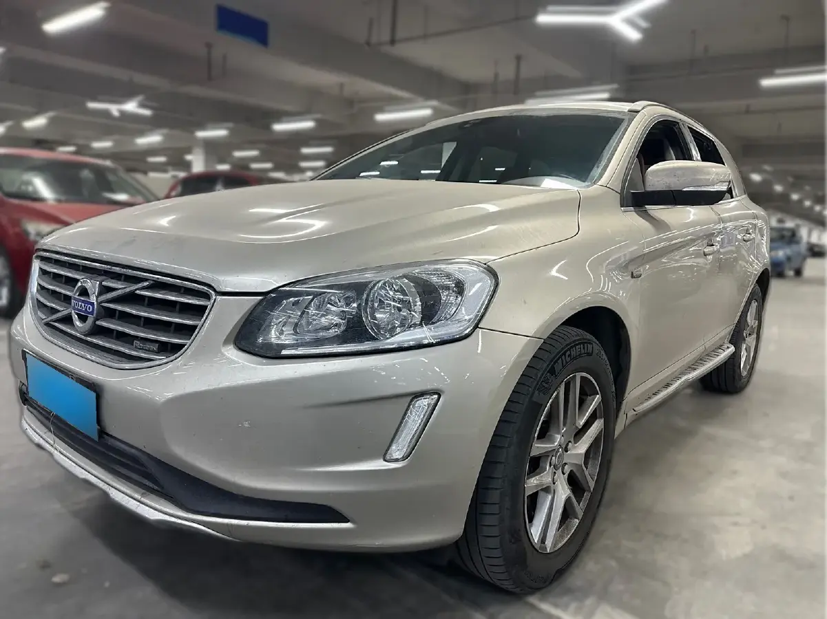 2016 Volvo XC60 2.0T 245HP L4 8AT