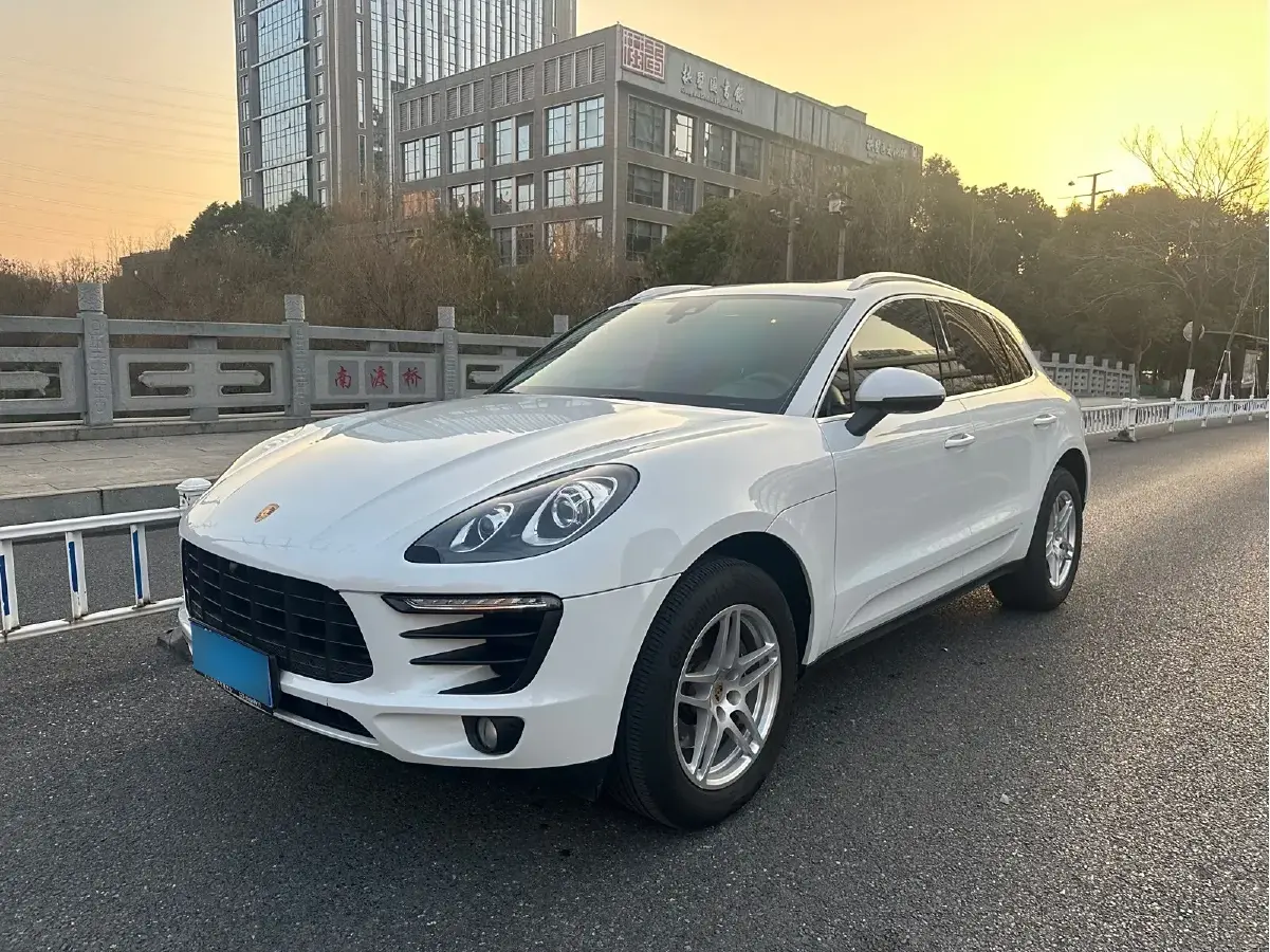2017 Porsche Macan 2.0T 252HP L4 7DCT