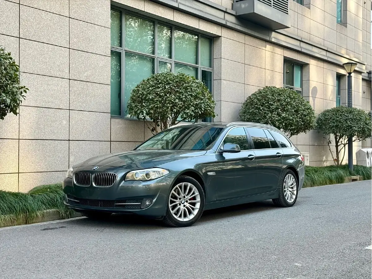 2013 BMW 5 Series 3.0L 258HP L6 8AT
