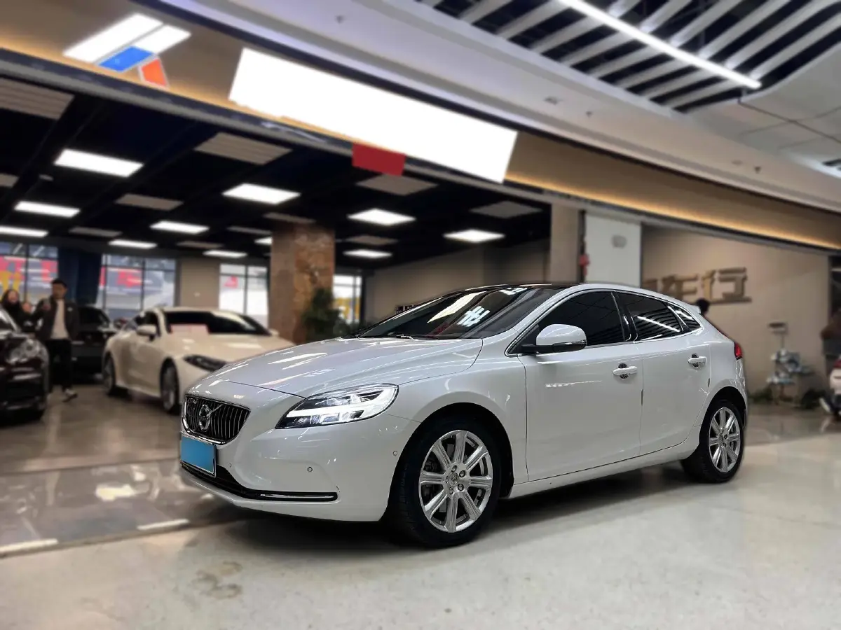 2018 Volvo V40 1.5T 152HP L4 6AT