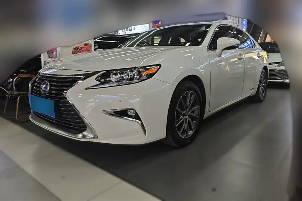 2017 Lexus ES 2.5L 160HP L4 E-CVT Hybrid