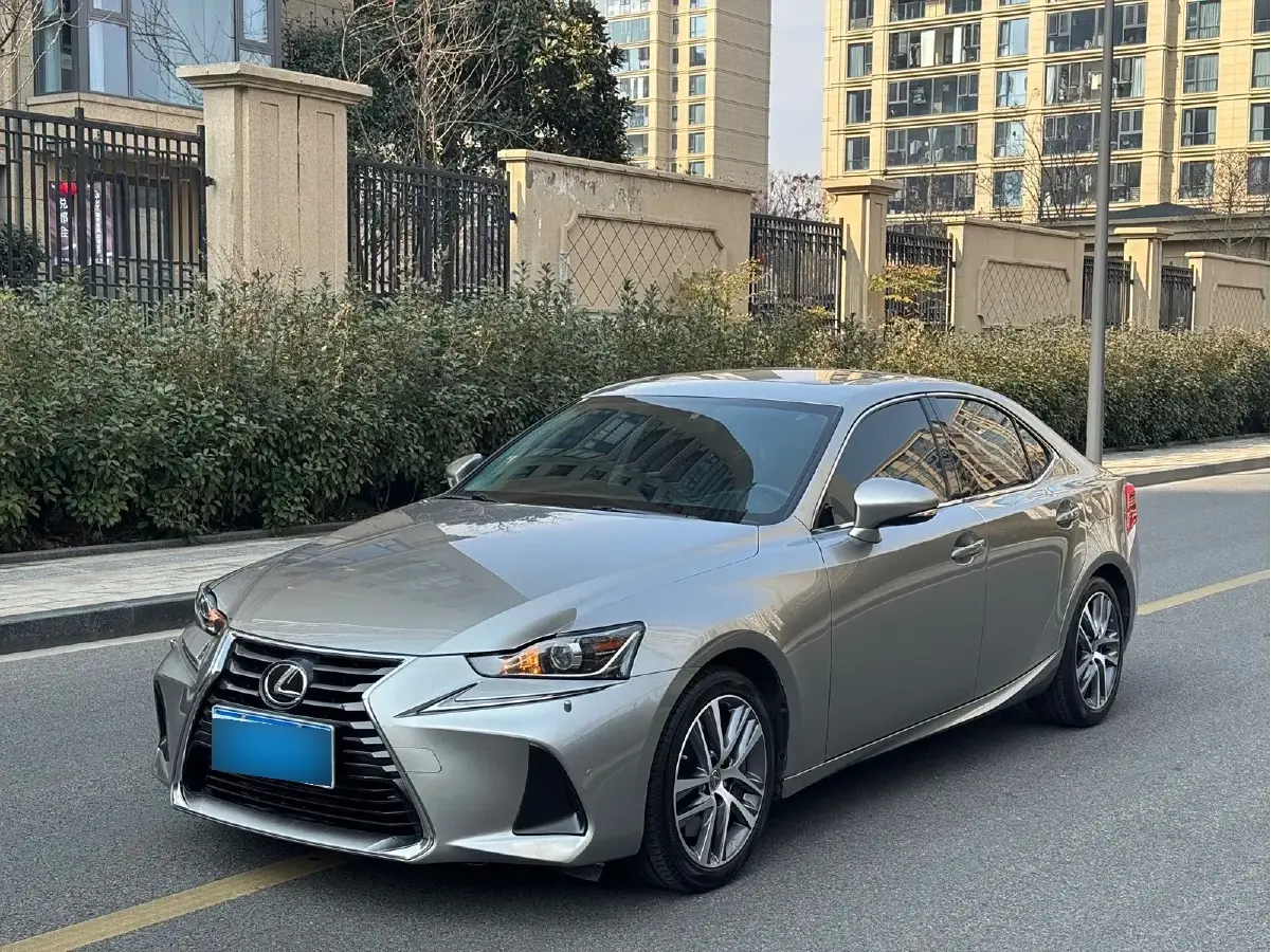 2017 Lexus IS 2.0T 245HP L4 8AT