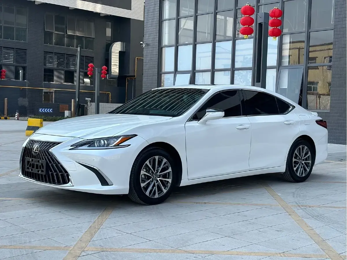 2022 Lexus ES 2.5L 178HP L4 E-CVT Hybrid