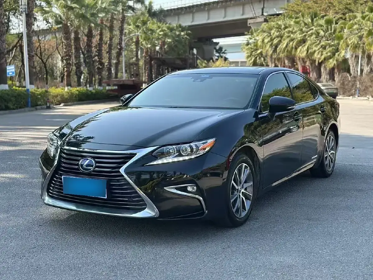 2015 Lexus ES 2.5L 160HP L4 E-CVT Hybrid