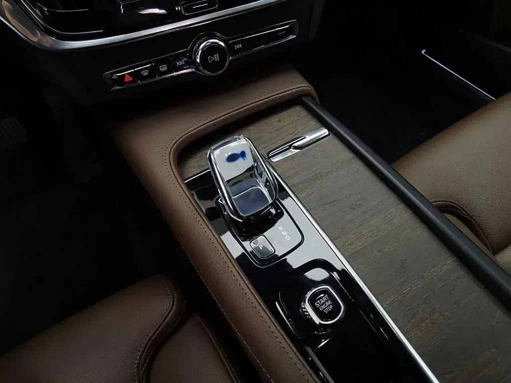 2022 Volvo S90 2.0T 250HP L4 8AT,autocango,china used car exporter,china ev exporter,chinese used car exporter,chinese used ev exporter