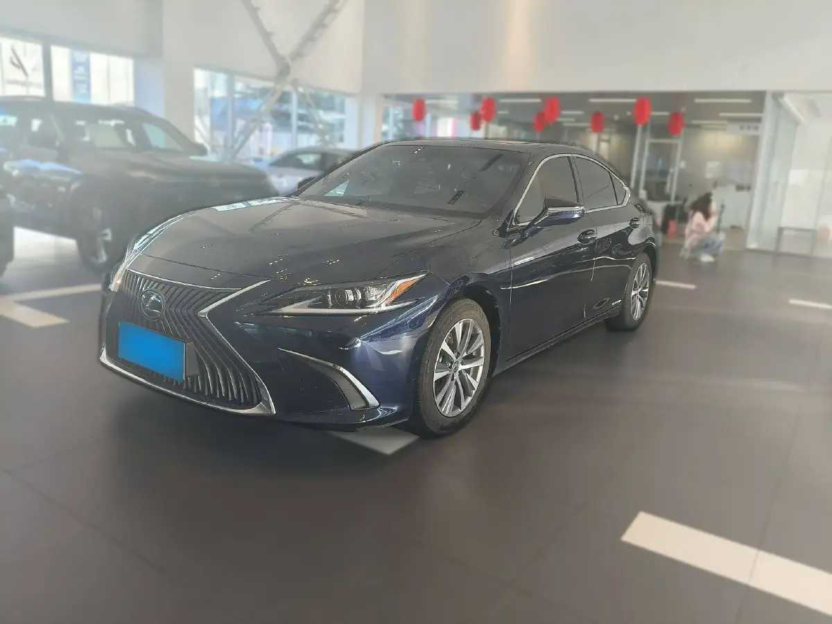 2018 Lexus ES 2.5L 178HP L4 E-CVT Hybrid