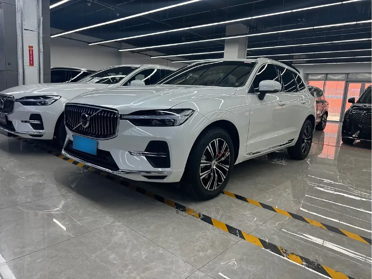 2023 Volvo XC60 2.0T 250HP L4 8AT