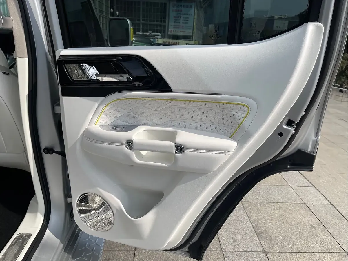 2021 Cyberspace 300 2.0T 227HP L4 8AT,autocango,china used car exporter,china ev exporter,chinese used car exporter,chinese used ev exporter