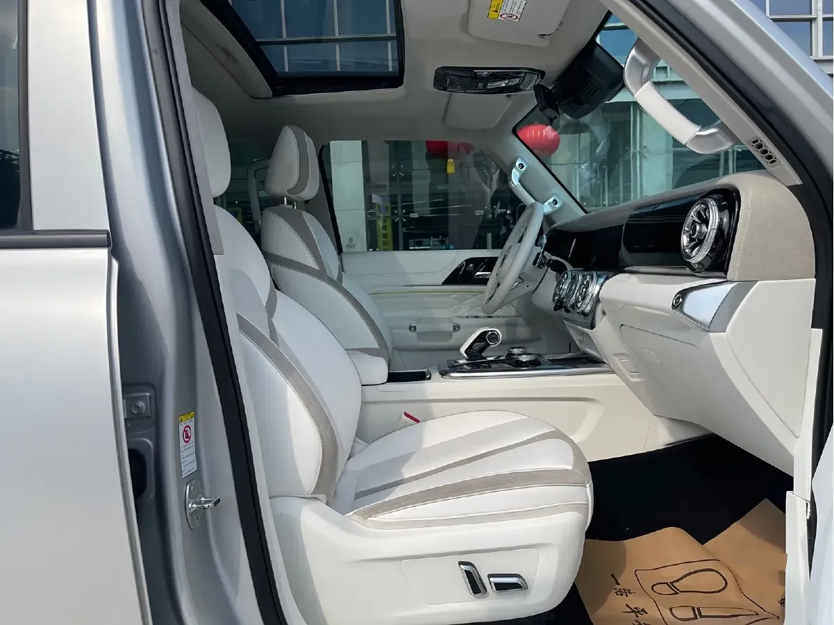 2021 Cyberspace 300 2.0T 227HP L4 8AT,autocango,china used car exporter,china ev exporter,chinese used car exporter,chinese used ev exporter