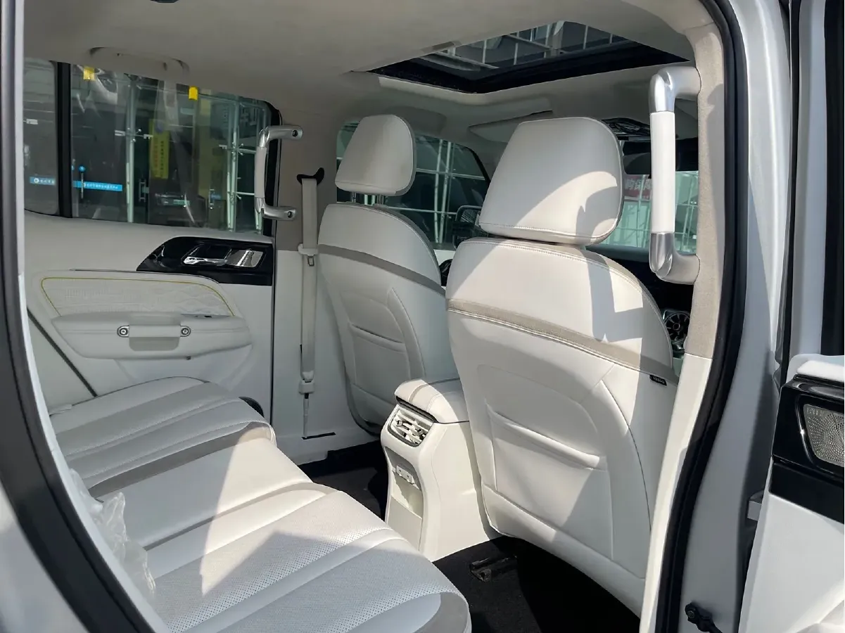 2021 Cyberspace 300 2.0T 227HP L4 8AT,autocango,china used car exporter,china ev exporter,chinese used car exporter,chinese used ev exporter