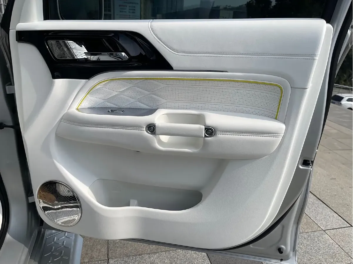 2021 Cyberspace 300 2.0T 227HP L4 8AT,autocango,china used car exporter,china ev exporter,chinese used car exporter,chinese used ev exporter