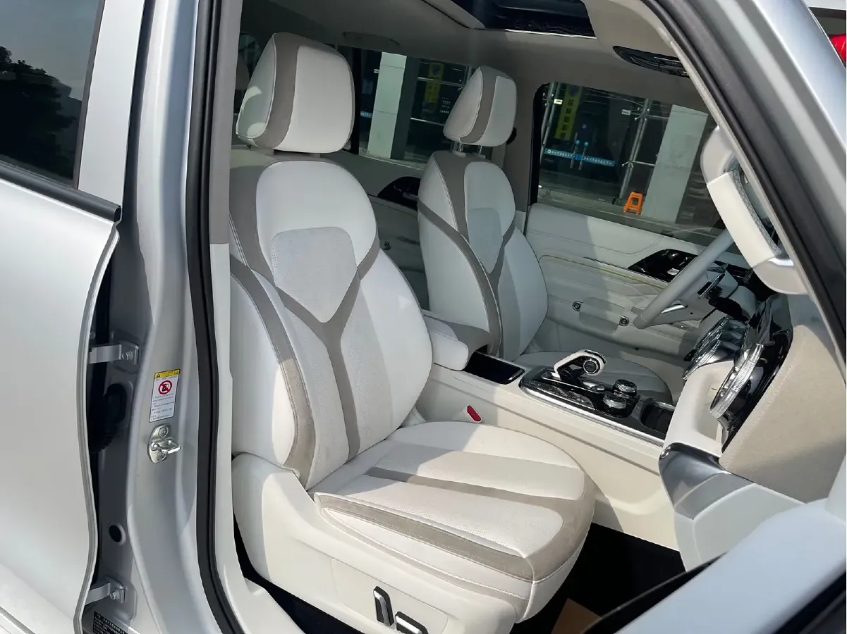 2021 Cyberspace 300 2.0T 227HP L4 8AT,autocango,china used car exporter,china ev exporter,chinese used car exporter,chinese used ev exporter