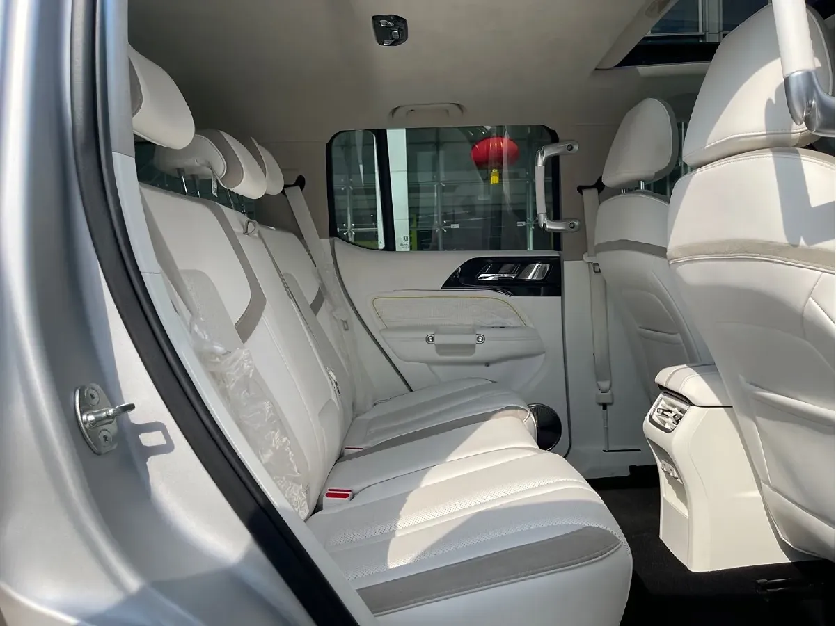 2021 Cyberspace 300 2.0T 227HP L4 8AT,autocango,china used car exporter,china ev exporter,chinese used car exporter,chinese used ev exporter