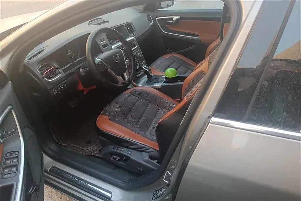 2015 Volvo V60 2.0T 245HP L4 8AT,autocango,china used car exporter,china ev exporter,chinese used car exporter,chinese used ev exporter