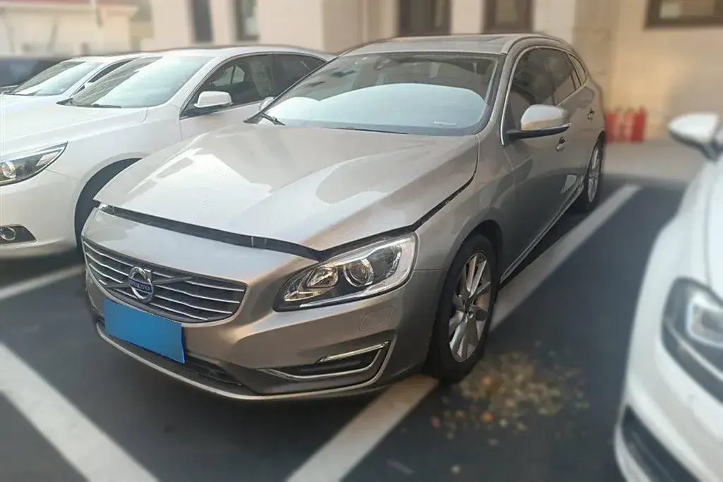 2015 Volvo V60 2.0T 245HP L4 8AT