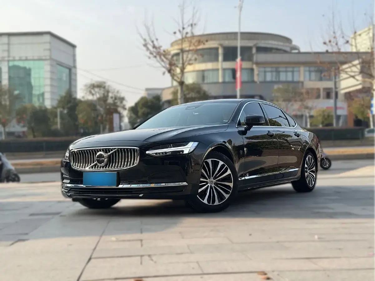 2023 Volvo S90 2.0T 250HP L4 8AT