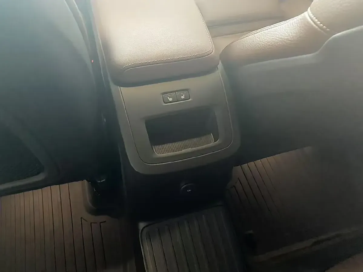 2022 Volvo XC60 PHEV 2.0T 310HP L4 8AT PHEV 18.8KWH,autocango,china used car exporter,china ev exporter,chinese used car exporter,chinese used ev exporter