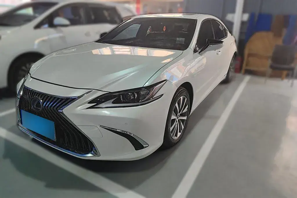 2020 Lexus ES 2.5L 178HP L4 E-CVT Hybrid