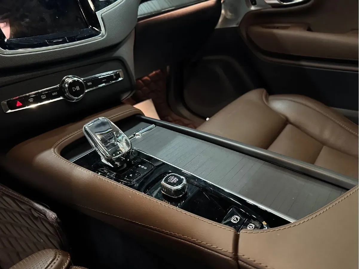 2024 Volvo XC90 2.0T 299HP L4 8AT,autocango,china used car exporter,china ev exporter,chinese used car exporter,chinese used ev exporter