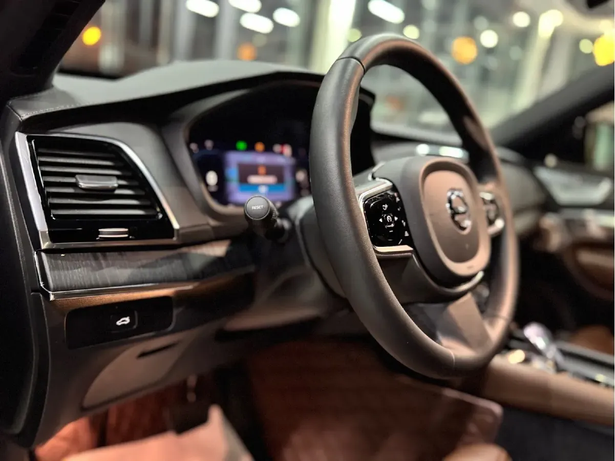 2024 Volvo XC90 2.0T 299HP L4 8AT,autocango,china used car exporter,china ev exporter,chinese used car exporter,chinese used ev exporter