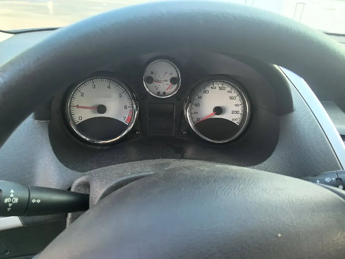 2010 Peugeot 207 1.4L 76HP L4 5MT,autocango,china used car exporter,china ev exporter,chinese used car exporter,chinese used ev exporter