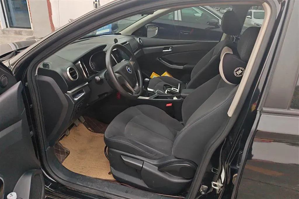 2016 Venucia T70 1.6L 121HP L4 5MT,autocango,china used car exporter,china ev exporter,chinese used car exporter,chinese used ev exporter