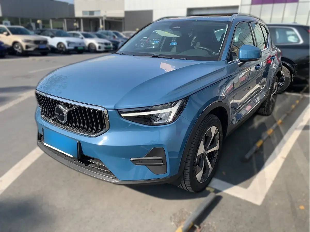 2023 Volvo XC40 2.0T 197HP L4 7DCT