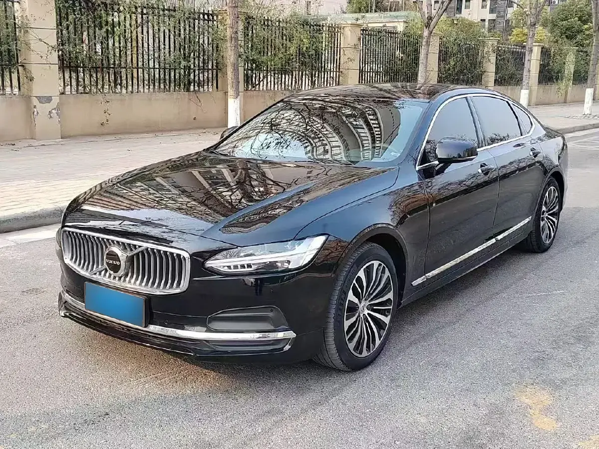 2023 Volvo S90 2.0T 250HP L4 8AT