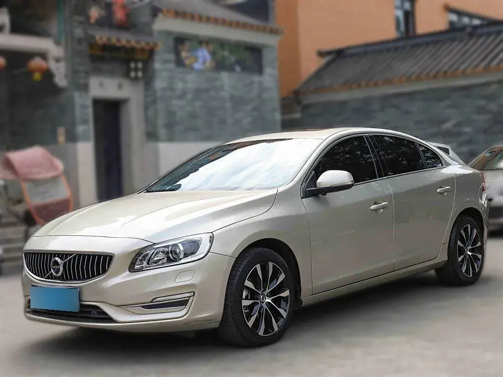 2019 Volvo S60 2.0T 245HP L4 8AT