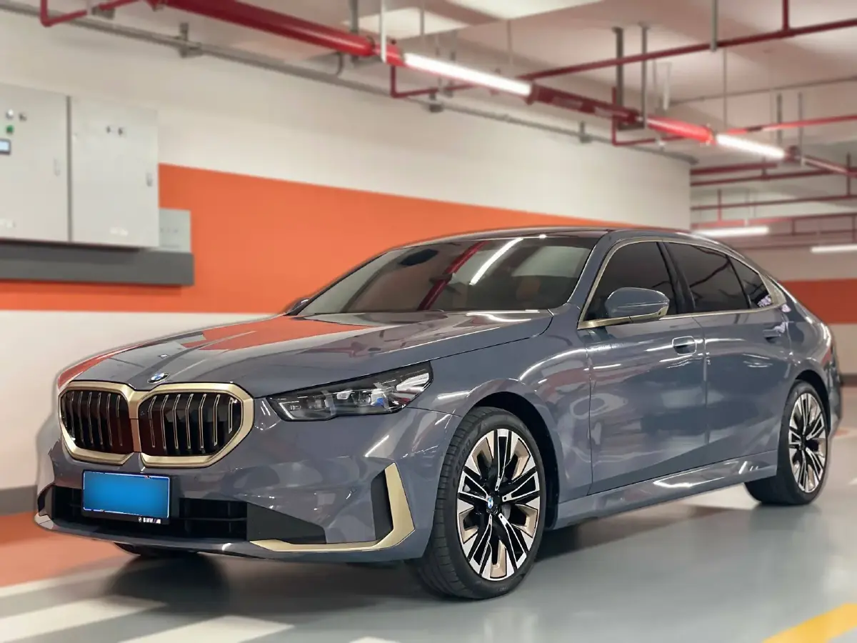 2024 BMW 5 Series 2.0T 258HP L4 8AT