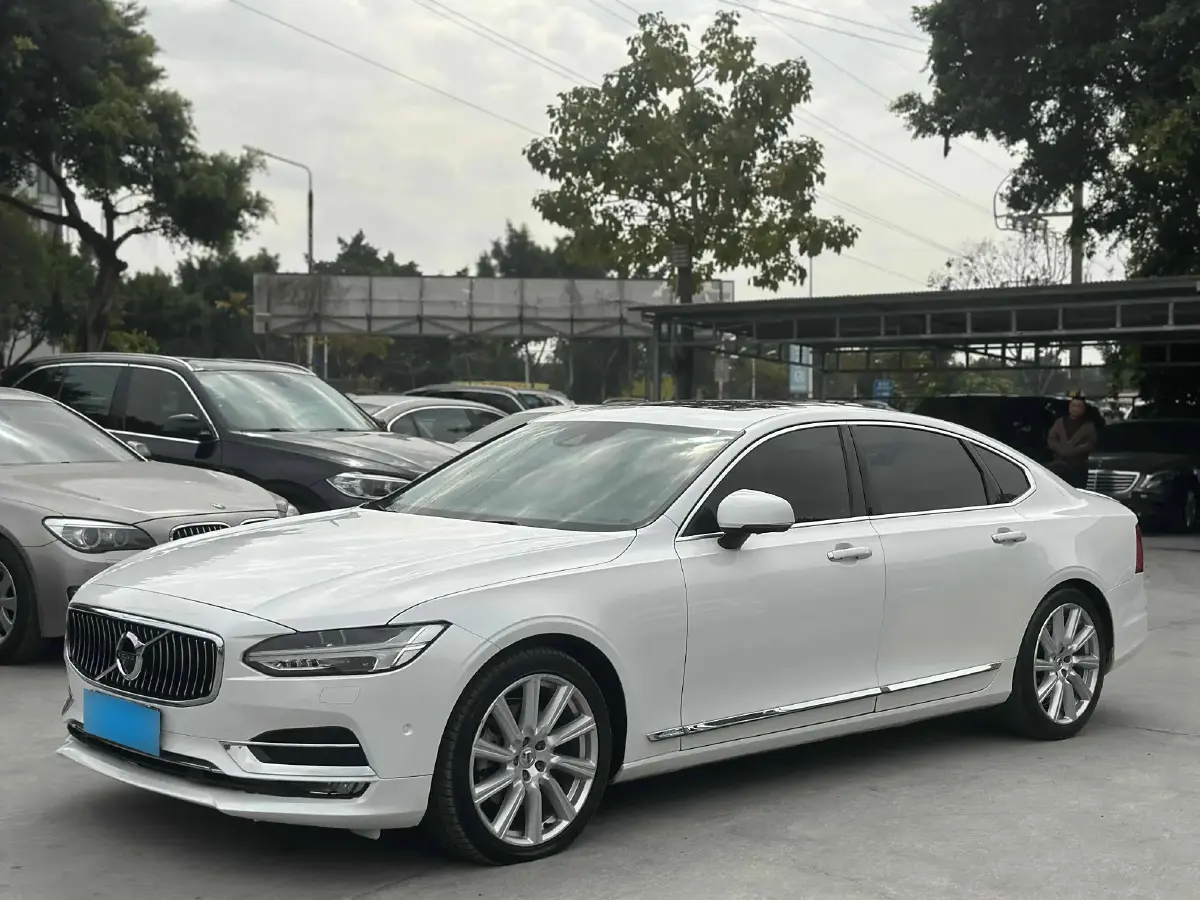 2018 Volvo S90 2.0T 254HP L4 8AT
