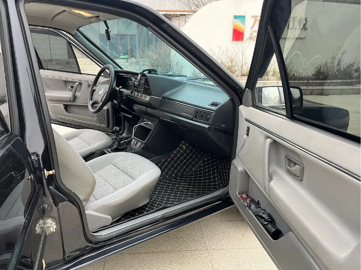 2004 Volkswagen Santana Classic 1.6L 87HP L4 5MT,autocango,china used car exporter,china ev exporter,chinese used car exporter,chinese used ev exporter