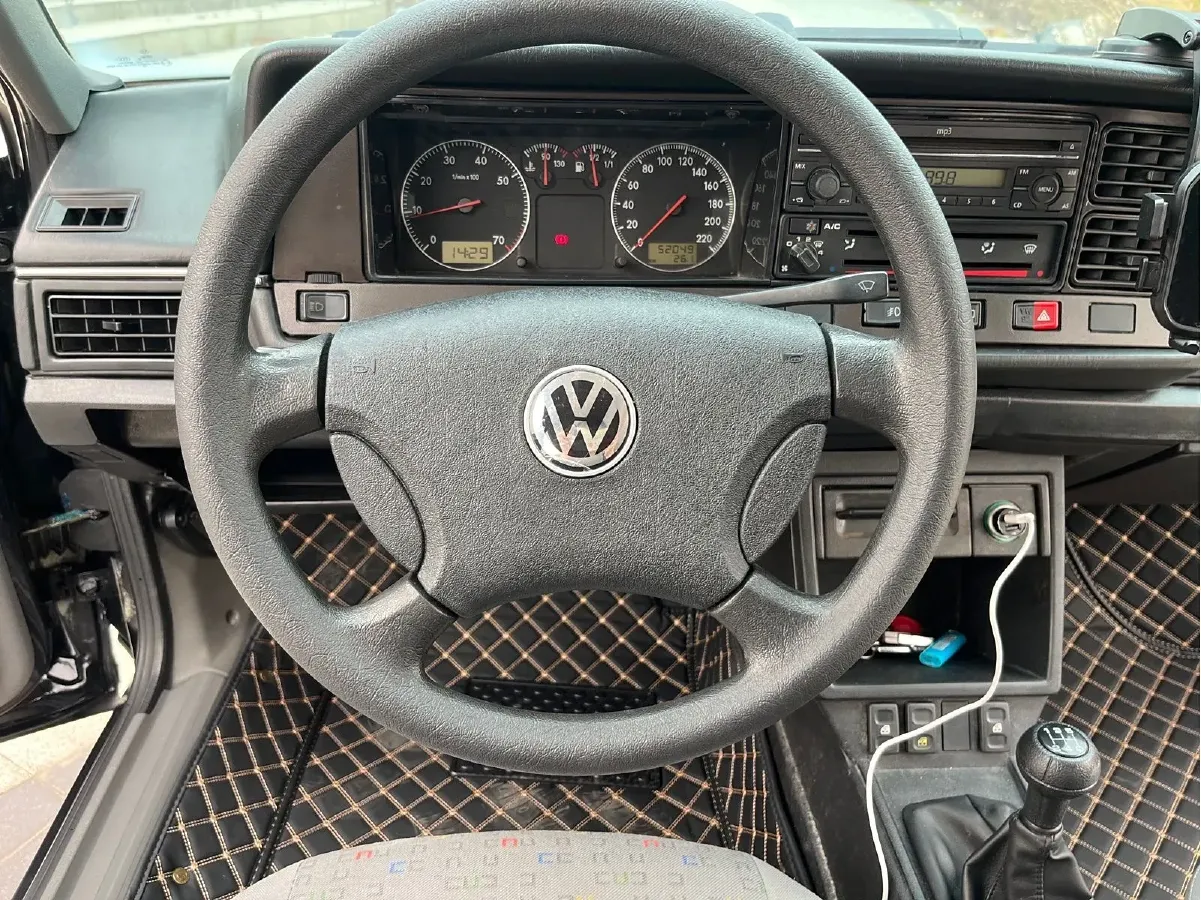 2004 Volkswagen Santana Classic 1.6L 87HP L4 5MT,autocango,china used car exporter,china ev exporter,chinese used car exporter,chinese used ev exporter