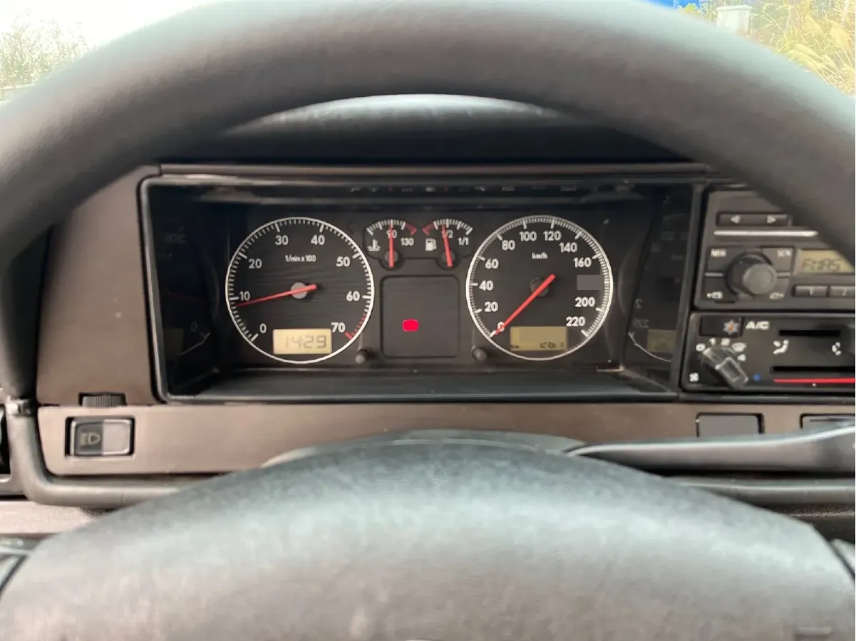 2004 Volkswagen Santana Classic 1.6L 87HP L4 5MT,autocango,china used car exporter,china ev exporter,chinese used car exporter,chinese used ev exporter