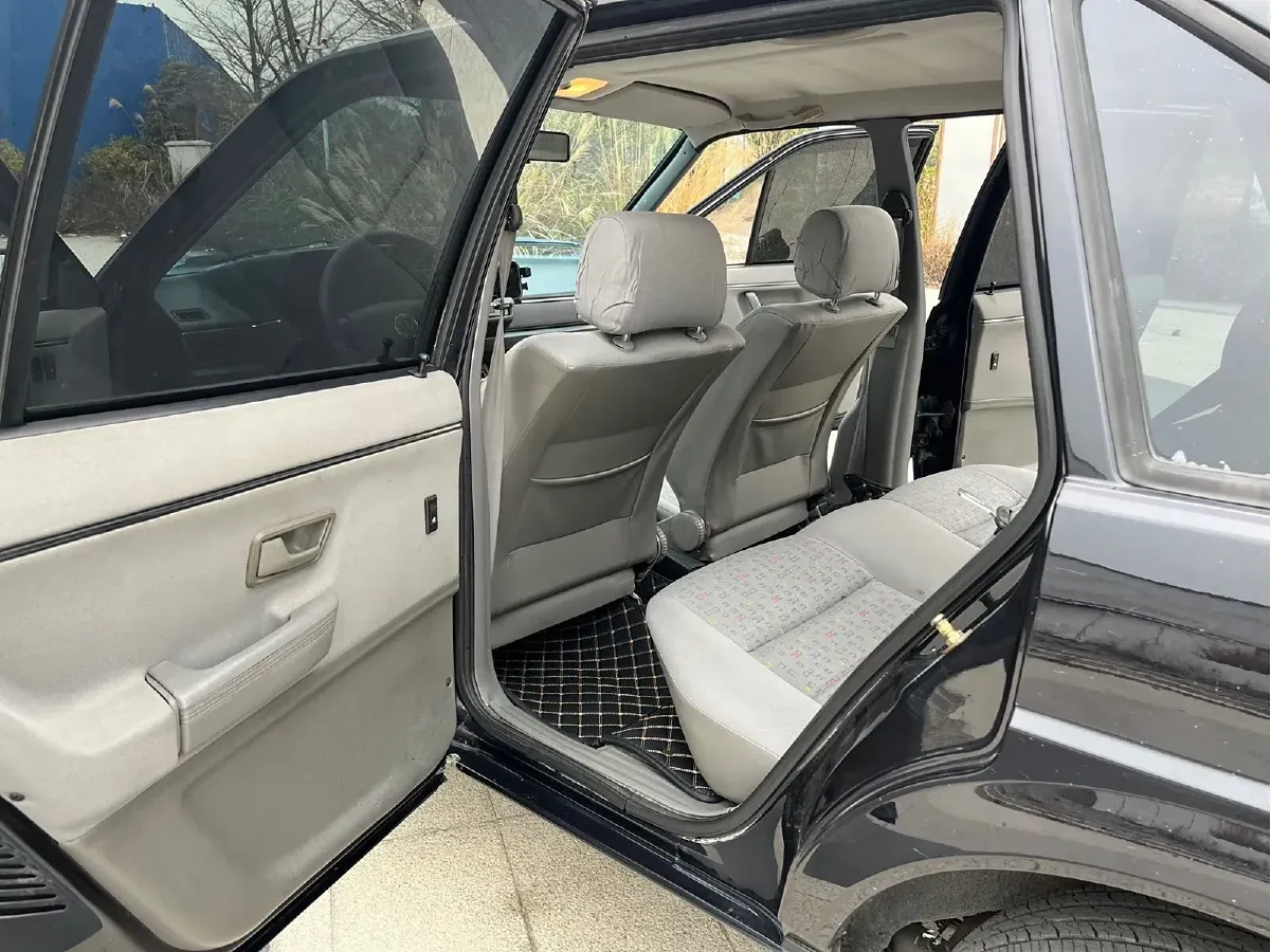 2004 Volkswagen Santana Classic 1.6L 87HP L4 5MT,autocango,china used car exporter,china ev exporter,chinese used car exporter,chinese used ev exporter